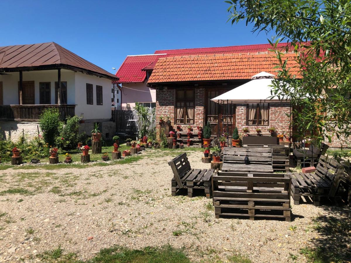 Old Court Villa Curtea De Arges Bagian luar foto