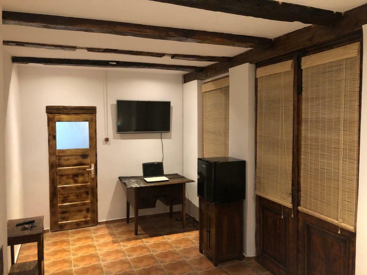 Old Court Villa Curtea De Arges Bagian luar foto